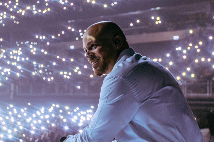 El concierto gratuito de Residente en Bogotá costará 3.965 millones de pesos, generando polémica por su alto costo en medio de la crisis fiscal.
