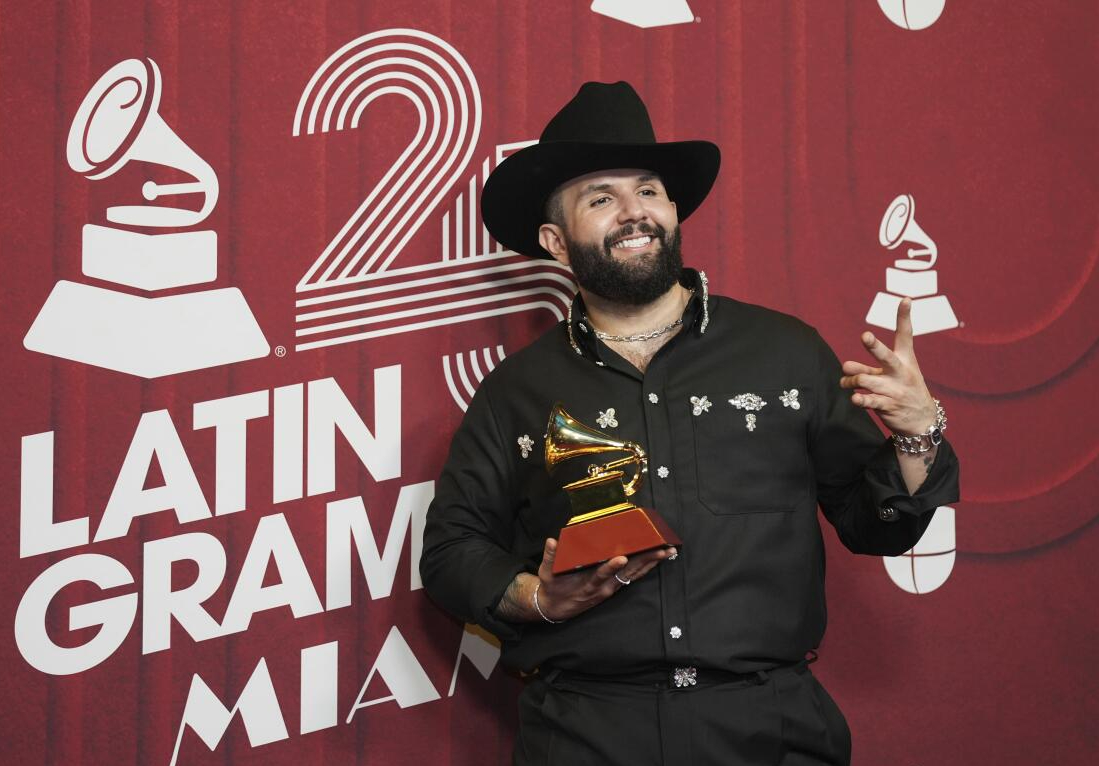Carín León hace historia: gana su primer Grammy y supera a Peso Pluma y Nodal