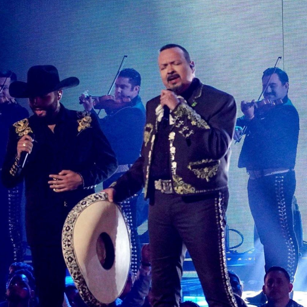 Pepe, Ángela y Leonardo Aguilar rinden homenaje a Paquita la del Barrio en Premio Lo Nuestro