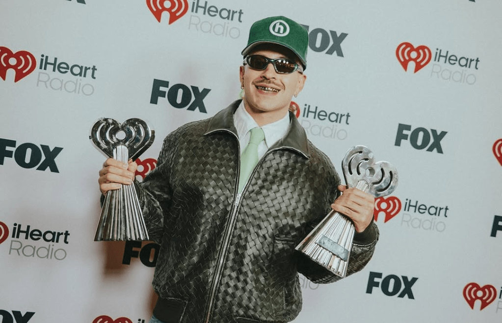 Feid arrasa en los iHeartRadio Music Awards 2025 junto a Shakira y&nbsp;Kapo