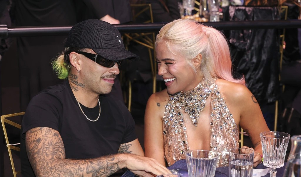 ¡Feid aviva el misterio! No desmiente rumores de embarazo de Karol G y deja a todos en shock
