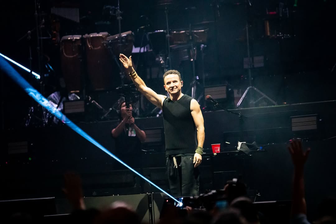 ‘Tropicalia’ de Fonseca enciende Bogotá: Un Movistar Arena lleno canta al amor en el arranque de su gira