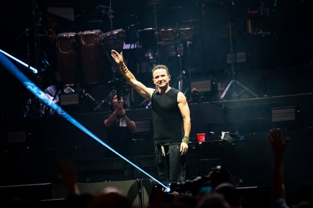 ‘Tropicalia’ de Fonseca enciende Bogotá: Un Movistar Arena lleno canta al amor en el arranque de su&nbsp;gira