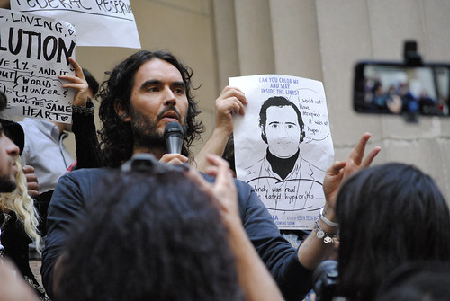 Russell Brand enfrenta cargos por violación y agresión sexual a cuatro mujeres en el Reino&nbsp;Unido