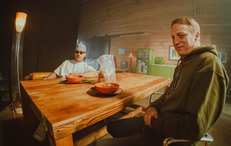 Feid revive el rap noventero con ‘Ando XXIL’ junto a Tony Hawk