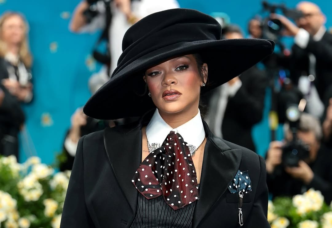 Rihanna anuncia su tercer embarazo con un atrevido look en la Met Gala 2025