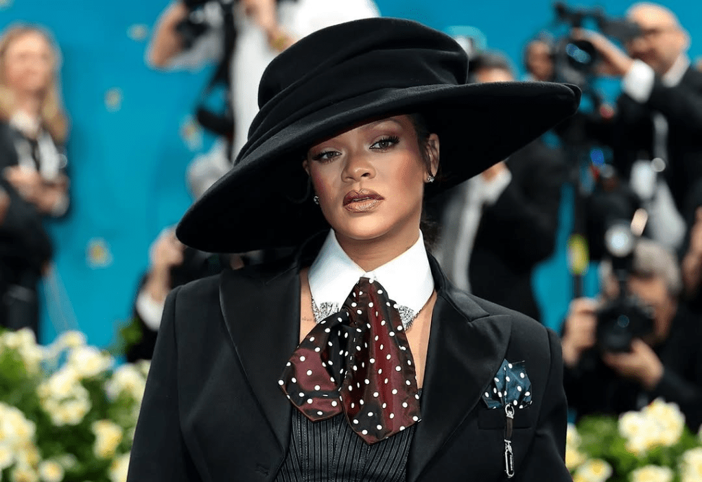 Rihanna anuncia su tercer embarazo con un atrevido look en la Met Gala&nbsp;2025