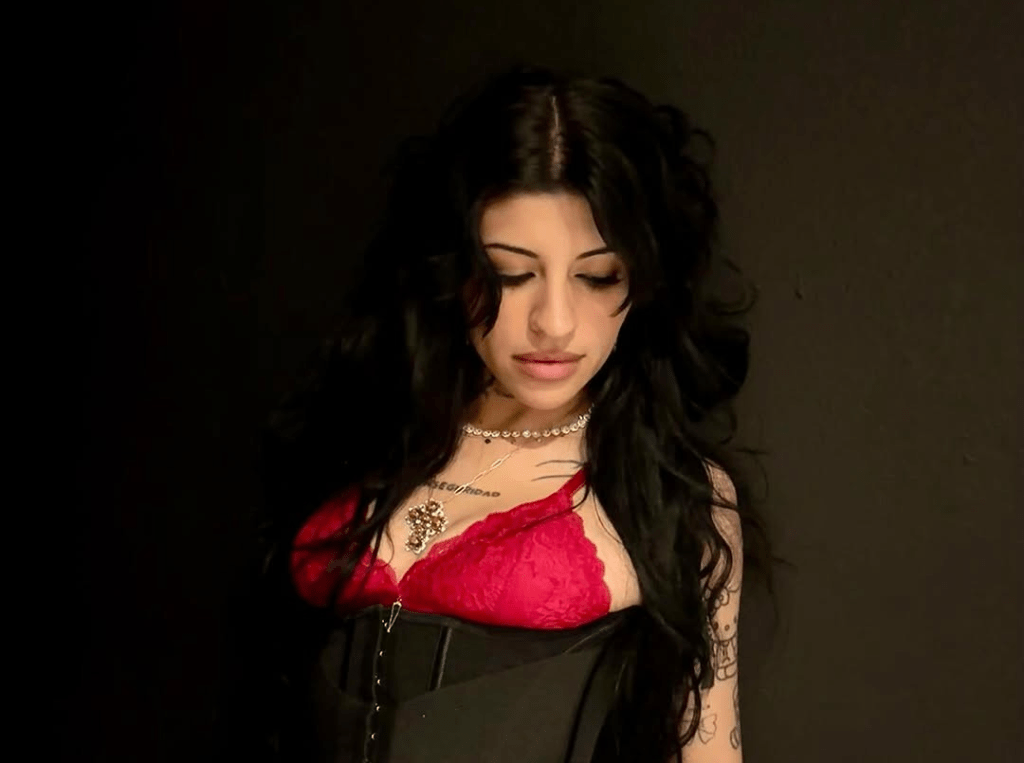 Cazzu estrena “Perreo: Una Revolución”, su libro sobre reguetón y&nbsp;feminismo