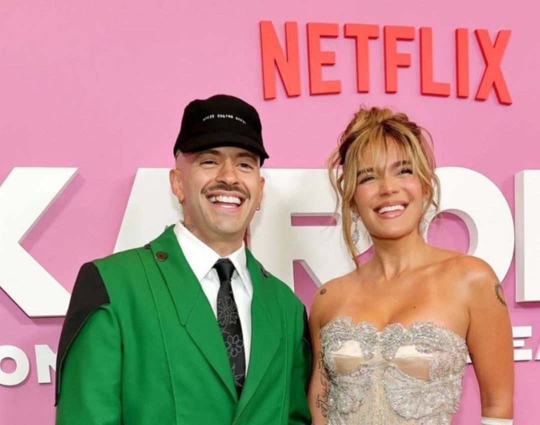 Feid recibe oleada de críticas por su atuendo en el estreno del documental de Karol G