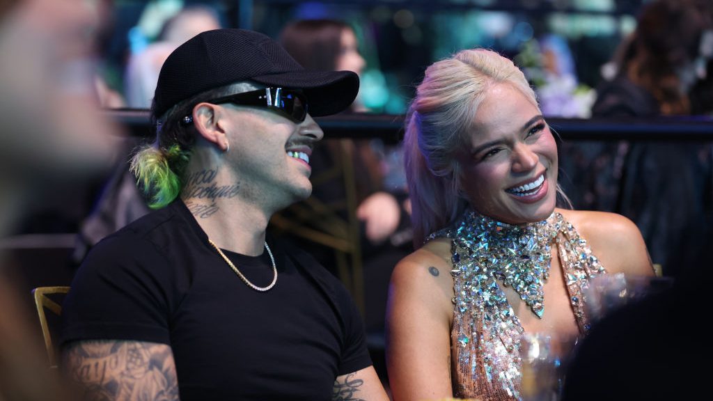 Feid interrumpe transmisión en vivo por llamada de Karol G y así fue su reacción