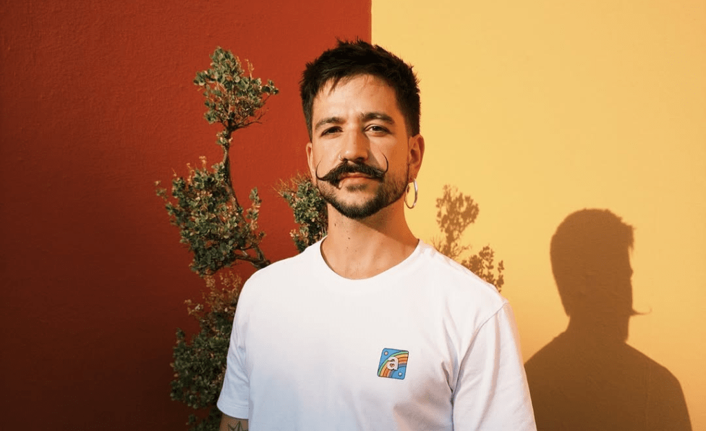 Camilo desafía la lógica del amor con su nuevo sencillo ‘Maldito&nbsp;ChatGPT’