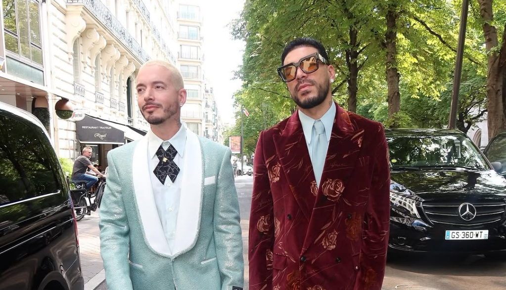 J Balvin y Ryan Castro brillan en la Semana de la Moda de París con atuendos de&nbsp;lujo