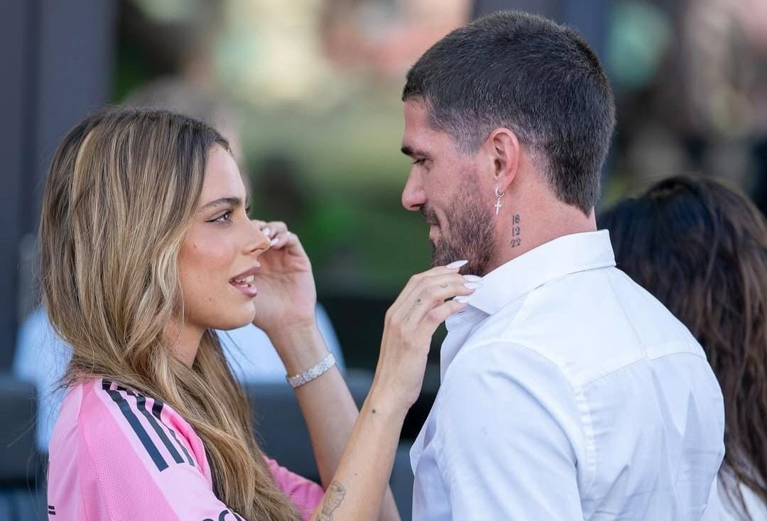 Tini acompaña a Rodrigo De Paul en su presentación con el Inter de Miami
