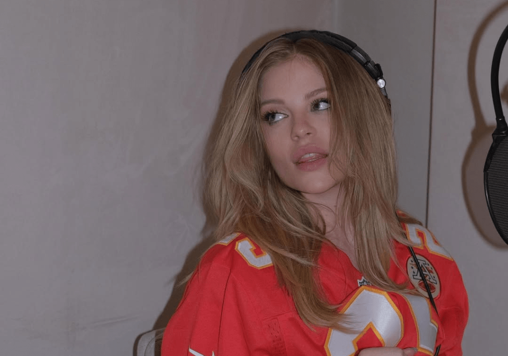 Luísa Sonza y los Kansas City Chiefs se unen en una nueva versión del himno ‘Red&nbsp;Kingdom’