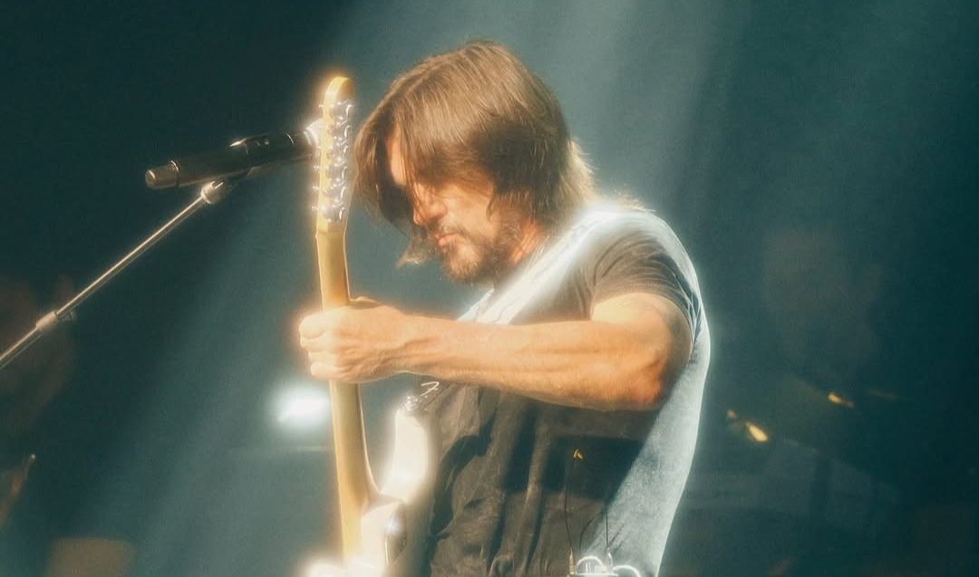 Juanes lanza “Cuando Estamos Tú y Yo”, inspirado en The Beatles