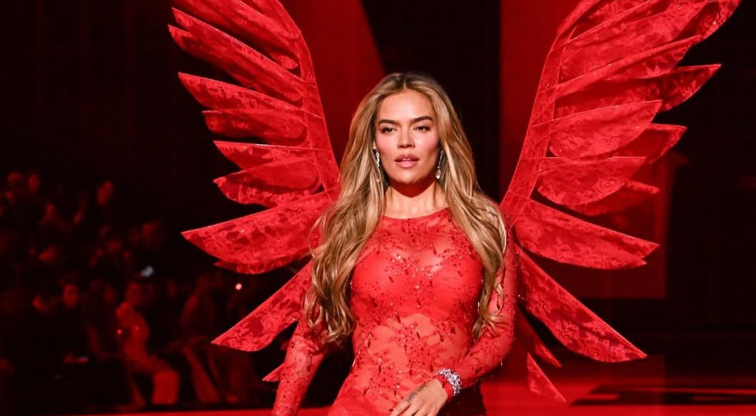 Karol G hace historia como ángel en el Victoria’s Secret Fashion Show