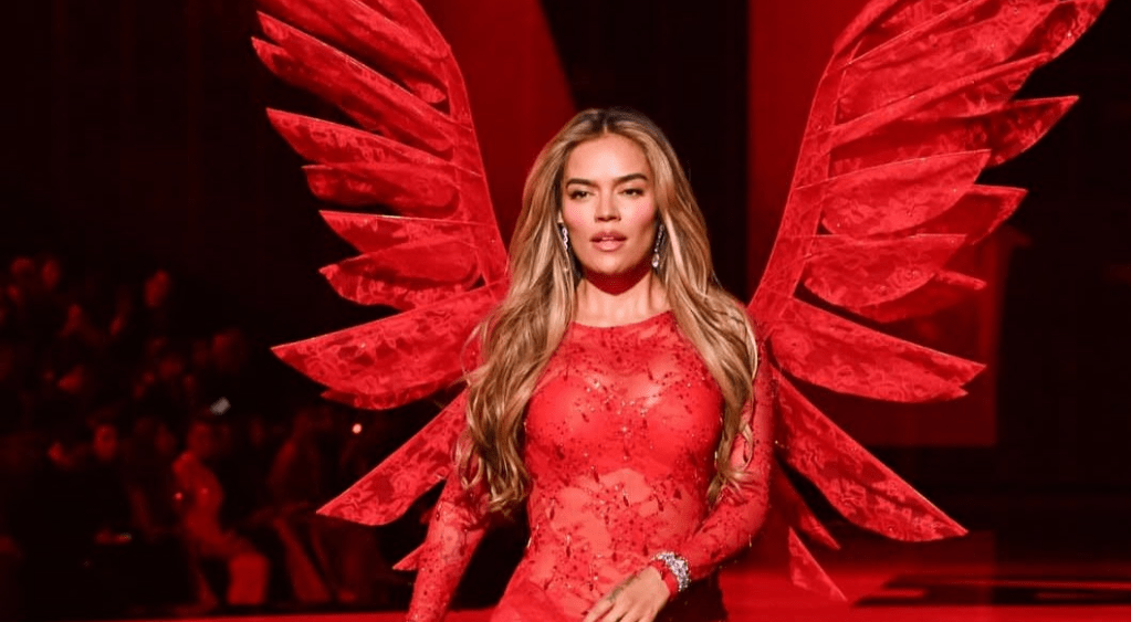 Karol G hace historia como ángel en el Victoria’s Secret Fashion&nbsp;Show