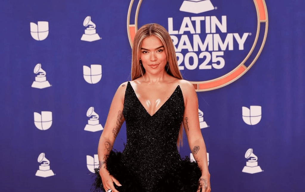 Karol G emociona en los Latin Grammy con un mensaje de empoderamiento que marcó la&nbsp;noche