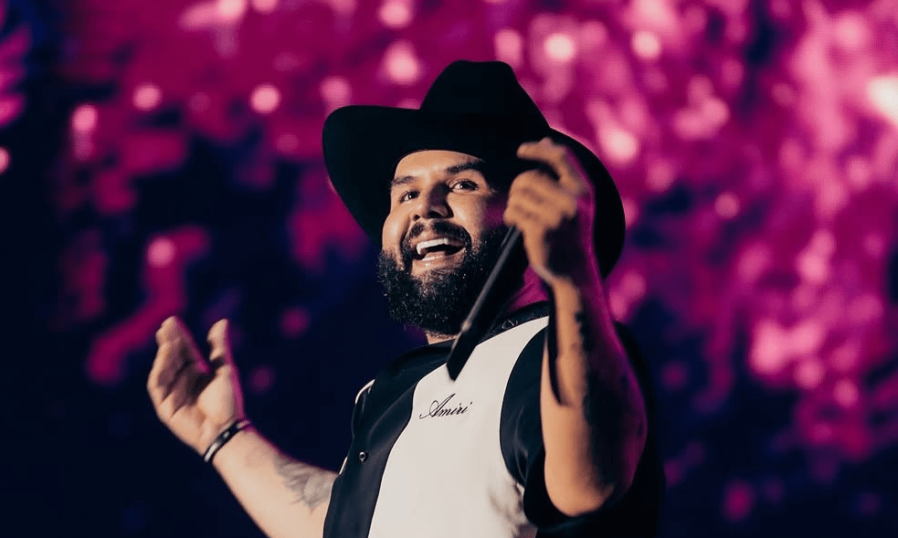 Carín León encendió Bogotá con su «Boca Chueca Tour»: una noche de fuego, mariachi y&nbsp;sorpresas