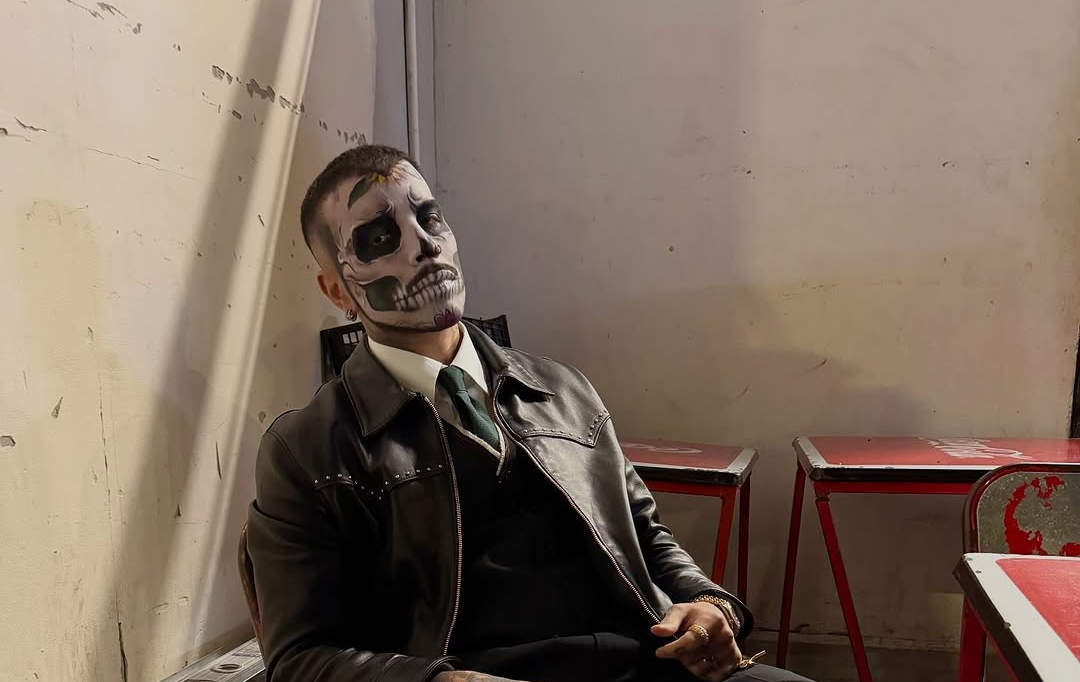 Rauw Alejandro se transforma en calavera para homenajear el Día de los Muertos en México