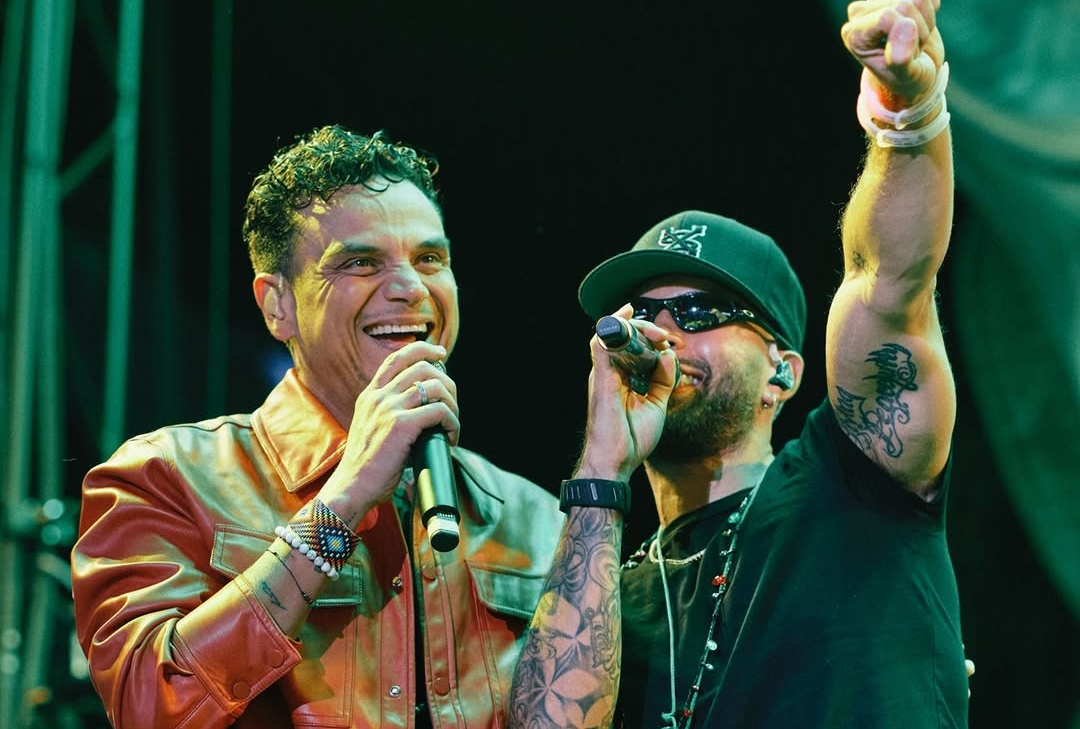 Feid sorprende a Medellín con un concierto gratuito y canta vallenato junto a Silvestre Dangond