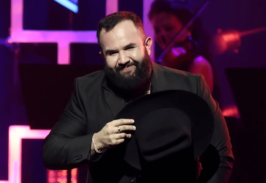 Carín León cierra un 2025 histórico con el lanzamiento de su nuevo álbum&nbsp;«Chapayeka»