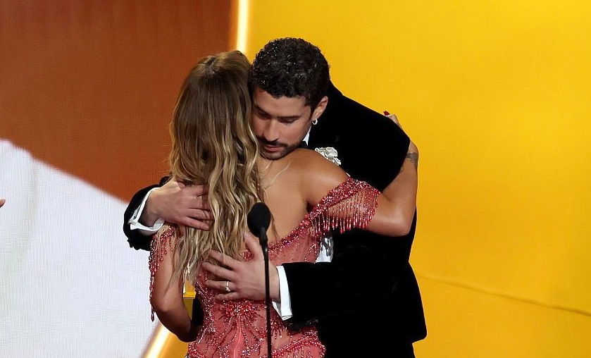 Karol G entregó a Bad Bunny el Grammy urbano y selló el cierre colombiano en la gala