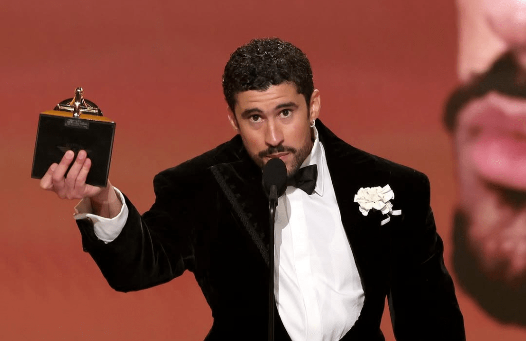 Bad Bunny lleva el español al trono de los Grammy con DeBÍ TiRAR MáS&nbsp;FOToS